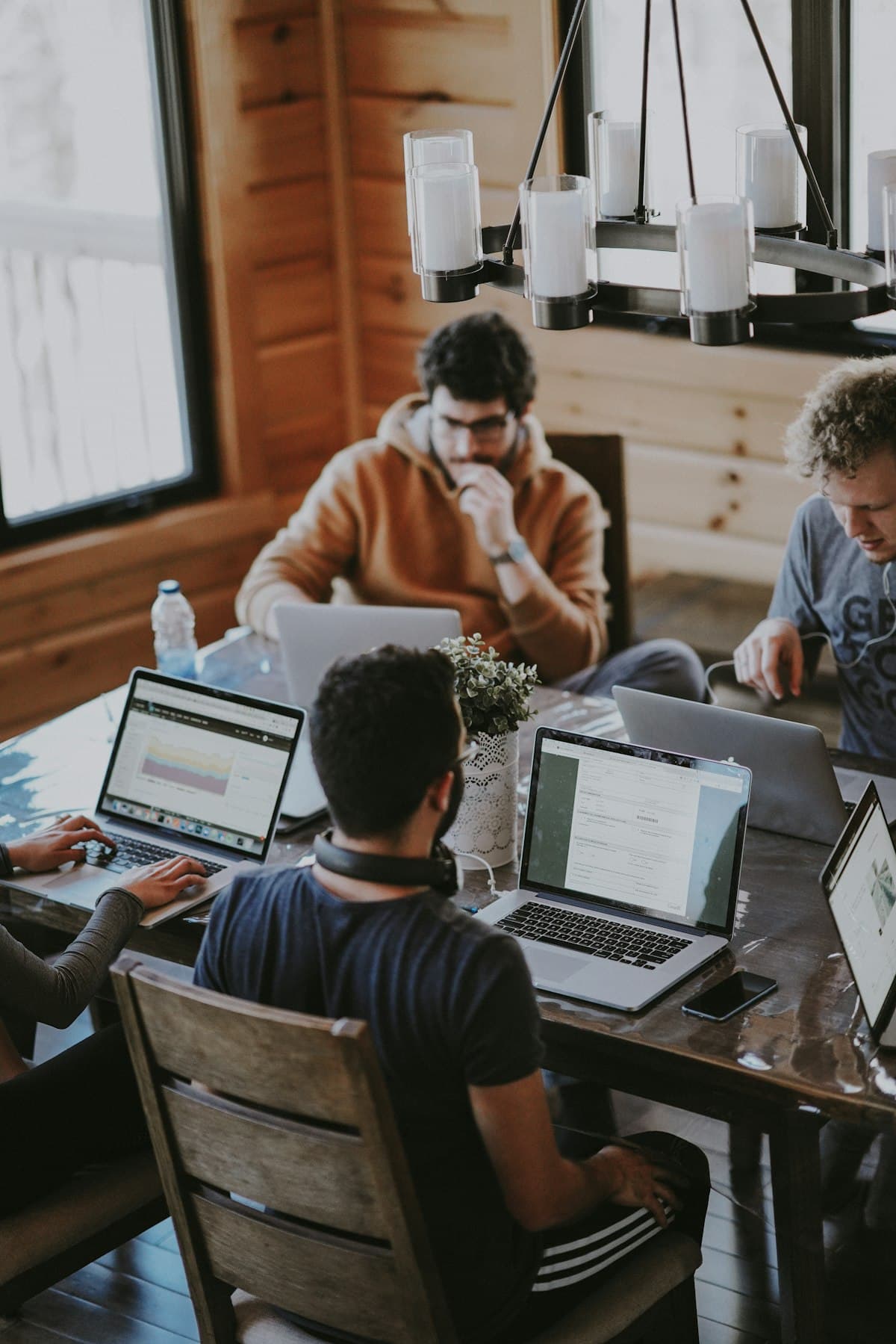 Persone che collaborano a un progetto davanti ai propri portatili
